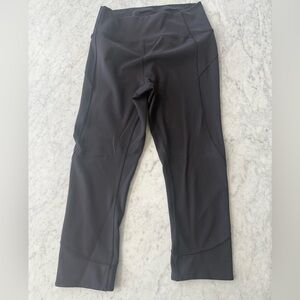 Lululemon Capris women’s size 6 Cropped Leggings